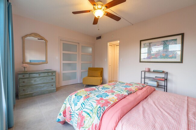 Building Photo - 3200 N Palm Aire Dr