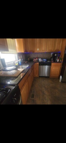 Shared kitchen - 319 Clymer Ave