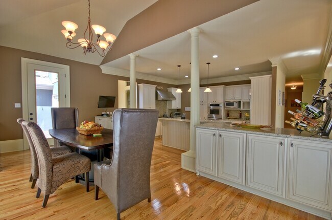 Building Photo - 335 Birkdale Dr