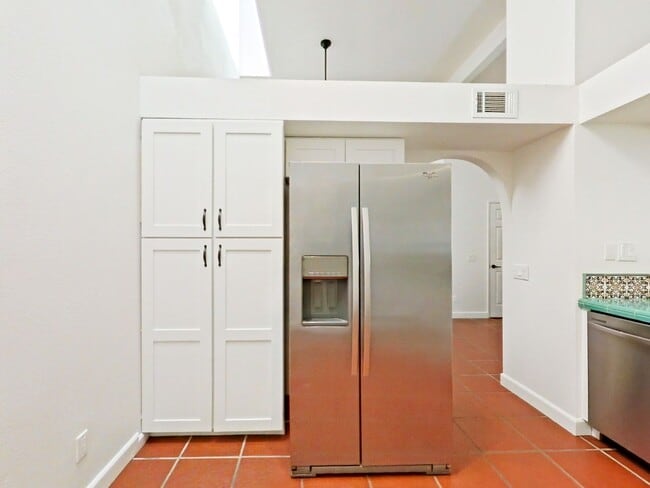 Building Photo - Charming 2-Bedroom Single-Story Furnished ...