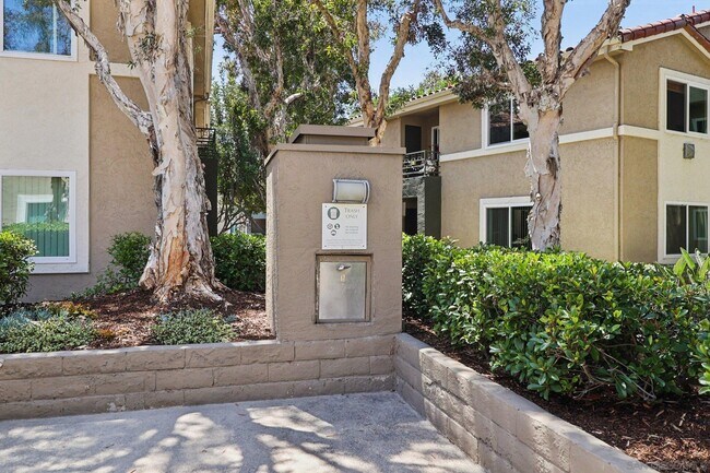Building Photo - 7565 Charmant Dr