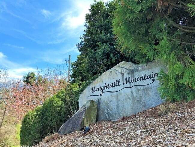 Building Photo - Great Family Home -  Fenced Backyard - Garage!