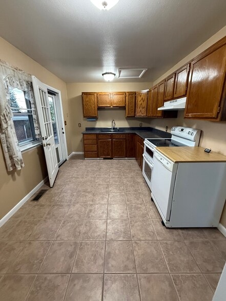 Kitchen - 1601 Crook Ave