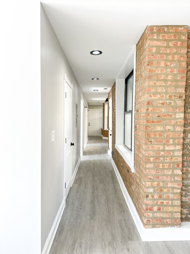 Building Photo - 6410 N Hoyne Ave