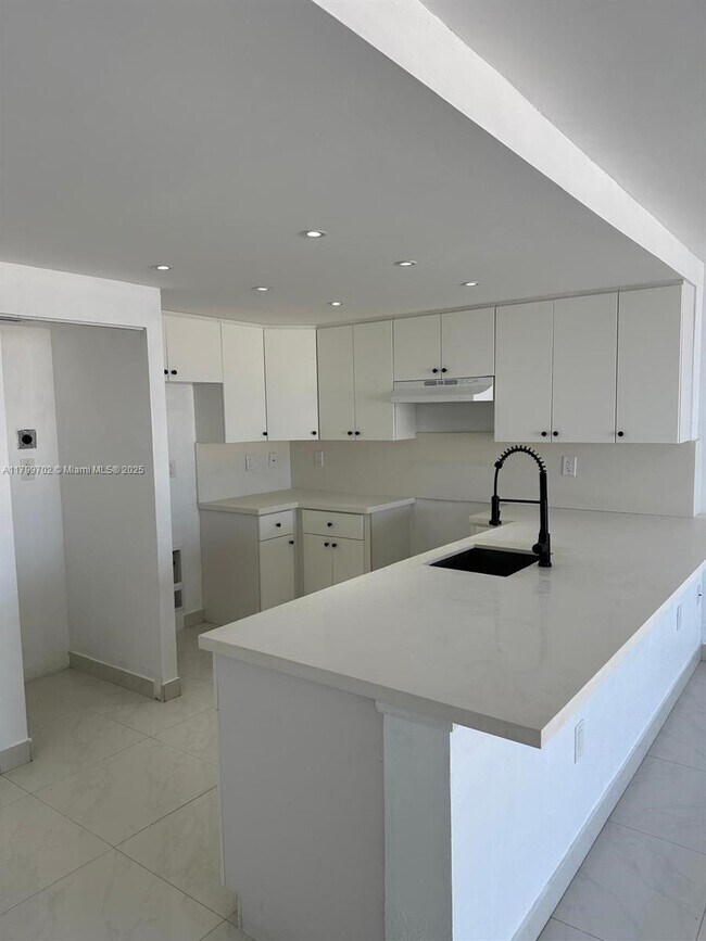 Building Photo - 1450 Brickell Bay Dr