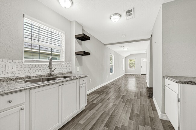 Building Photo - 306 E 38th St