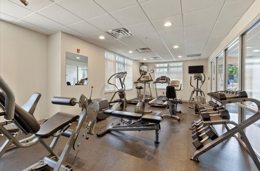 Building Photo - 614 Pond St