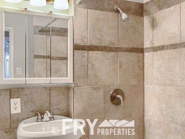 Building Photo - Renovated Harvey Park home