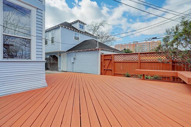 Building Photo - 1847 Cortlandt St