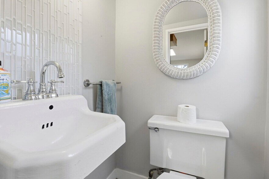 Building Photo - 740 Laurel Ave