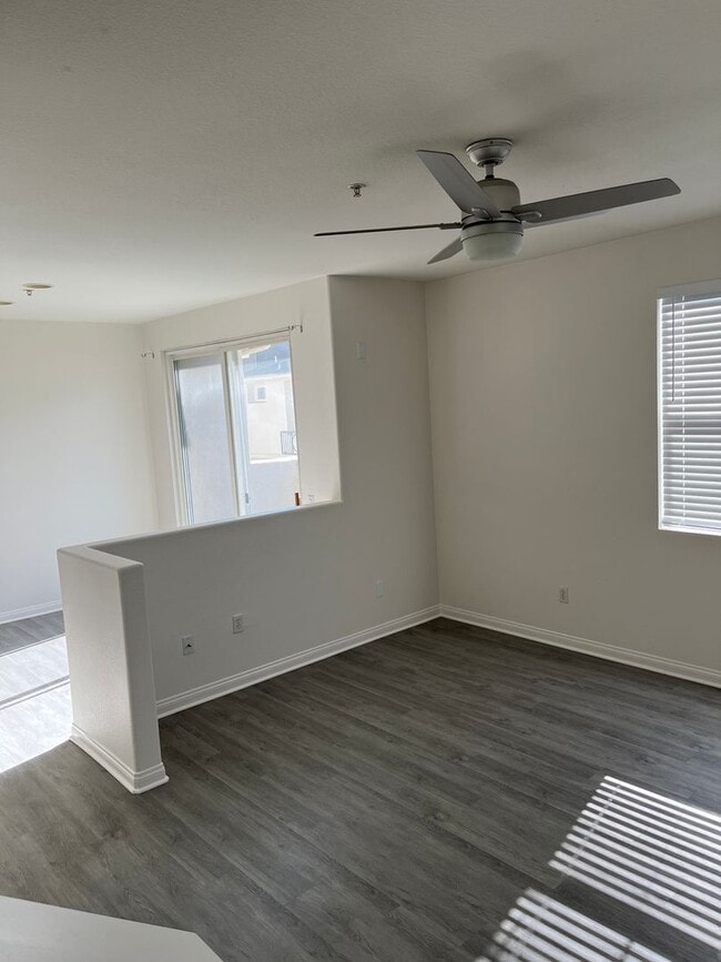 Building Photo - Lovely Townhome In The Spectrum Community For Lease