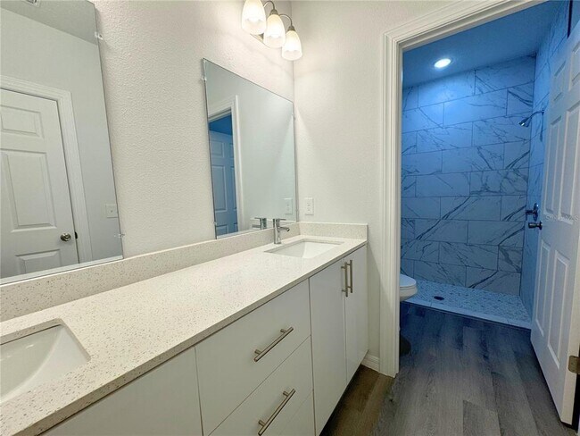 Building Photo - 1312 Hillsborough Ct
