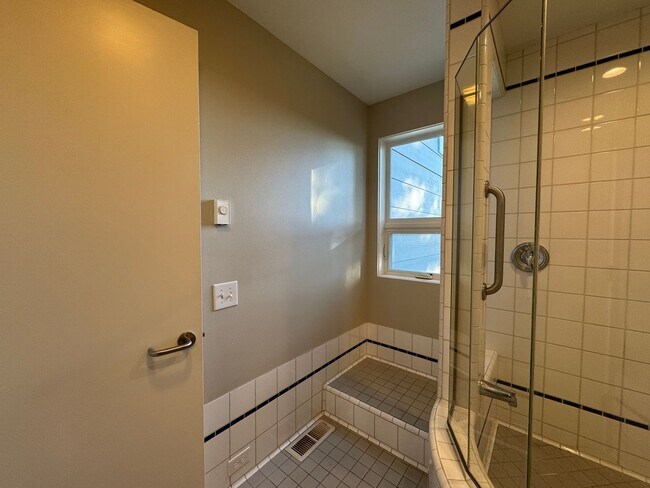 Building Photo - Breathtaking views of Chuckanut Bay!!