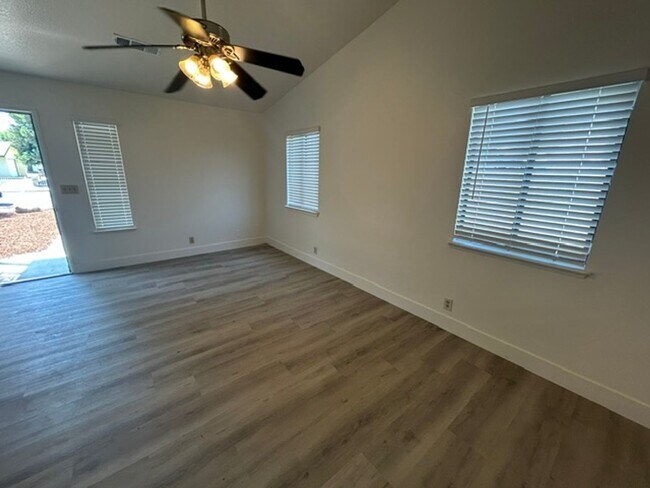 Building Photo - 1136 W Damron Ave