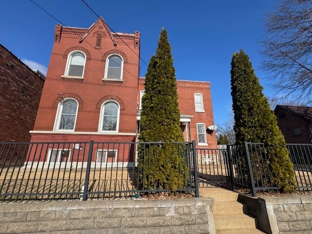 Building Photo - 103 E Arlee Ave