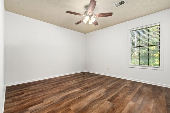 Building Photo - 449 N Donahue Dr