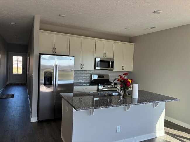 Building Photo - 813 Anise Ln