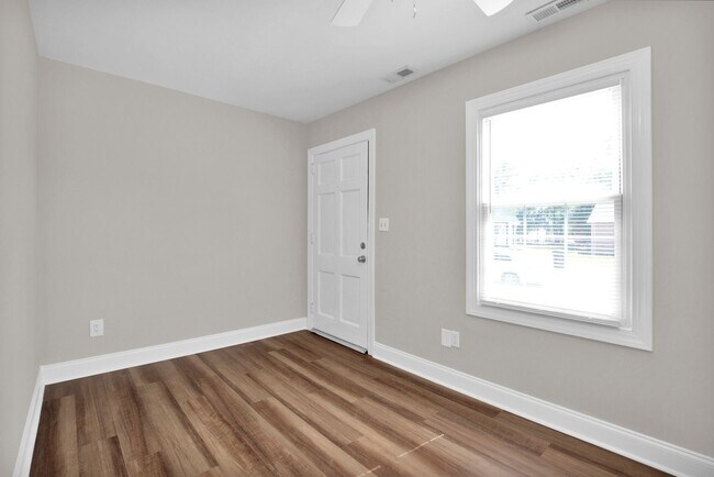 Building Photo - 2 Bedroom 1 Bath In Fayetteville- Small Do...