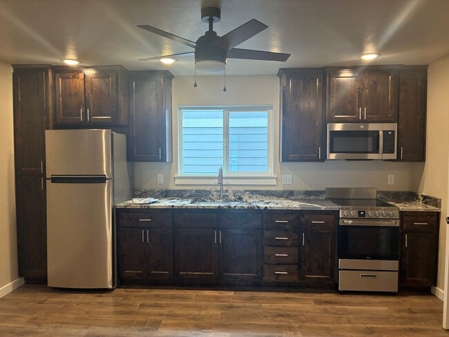 Building Photo - Modern 1 Bedroom, 1 Bath In White City Utilities Included