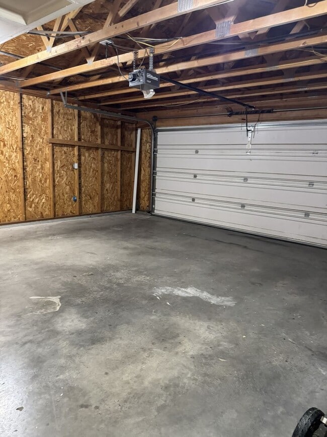 Building Photo - HARD TO FIND 4 BEDROOM