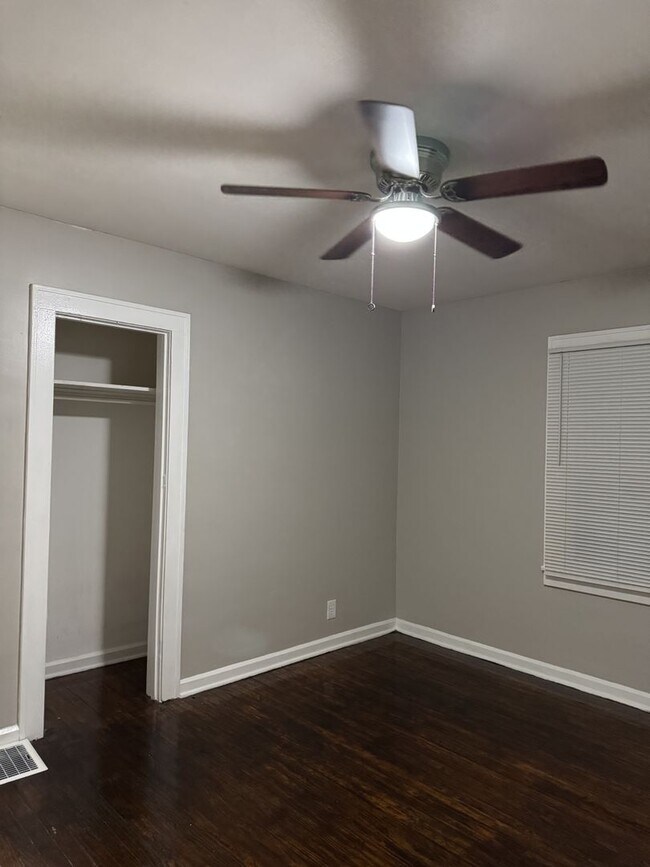 Building Photo - 1 bed 1 bath duplex