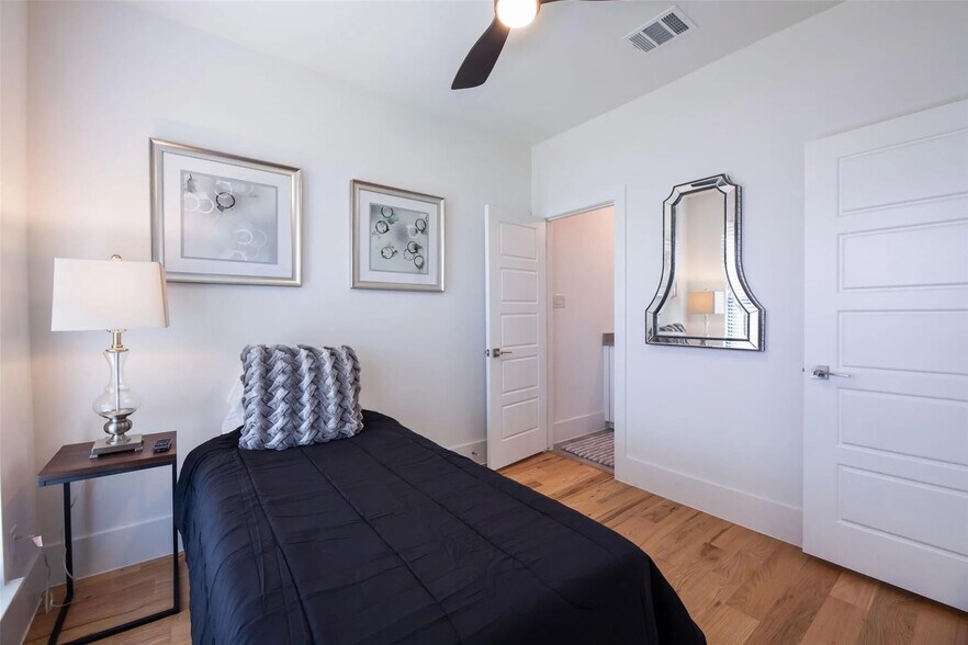 Building Photo - Room in Duplex on Avenue L