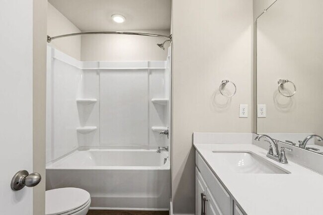 Building Photo - Craftsman 3BD Townhome Near Downtown Greenville | Garage + Granite Kitchen