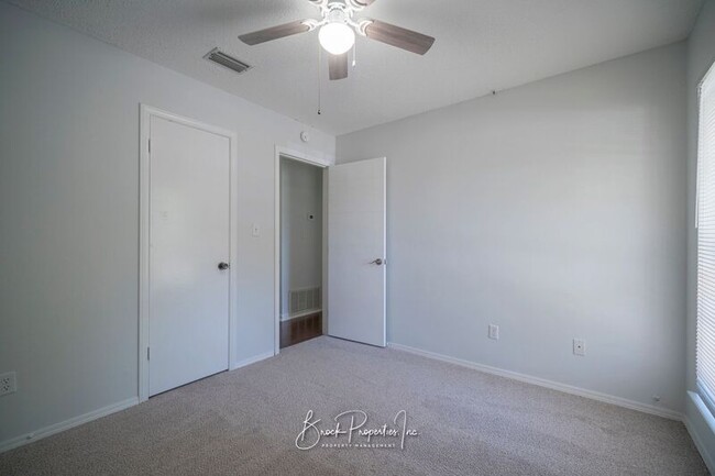 Building Photo - 7811 Woodpointe Dr
