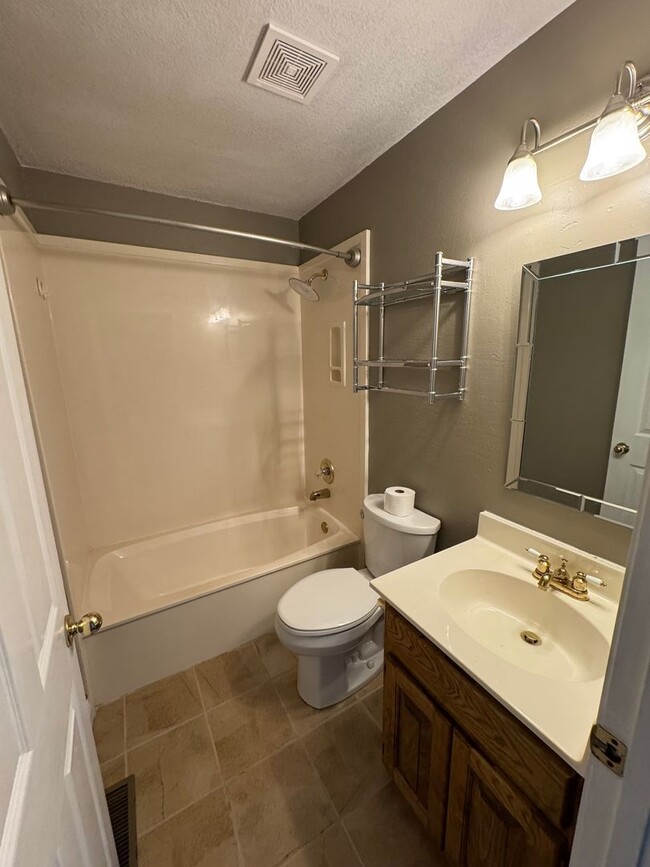 Building Photo - 95 Bassingham Dr