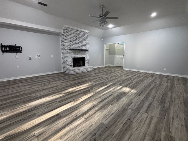 Building Photo - SPACIOUS HOME WITH FLEX ROOM