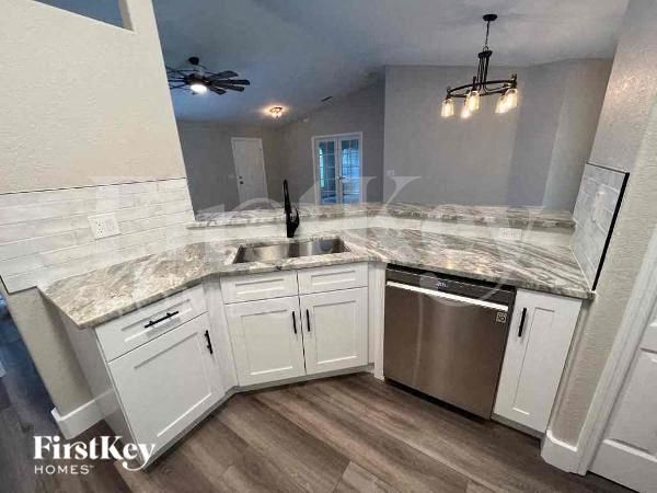 Building Photo - 2670 Denicke St