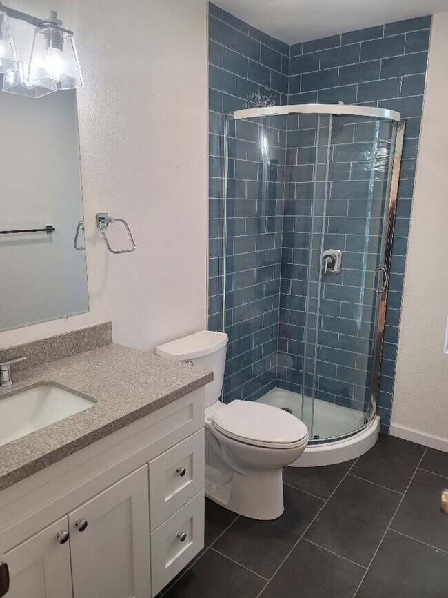 Building Photo - Kent 4 bedroom plus Den and 3 bathrooms & ...