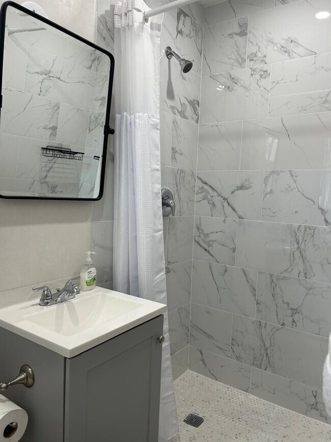 Building Photo - 3201 SW 9th Ave