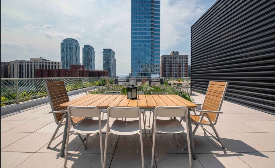 Building Photo - 122 W Division St