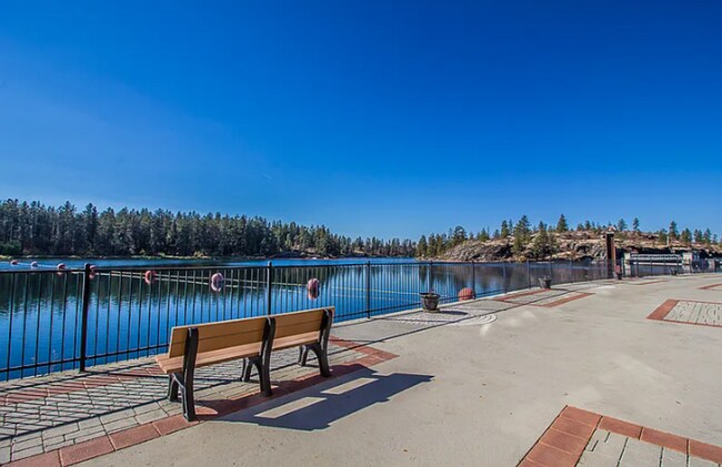Building Photo - Beautiful river front condo move in ready!