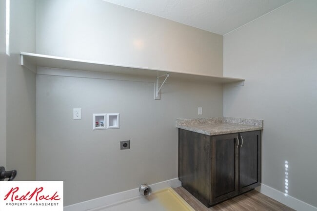 Building Photo - 4 Bedroom Spacious St. George Home with Large Backyard