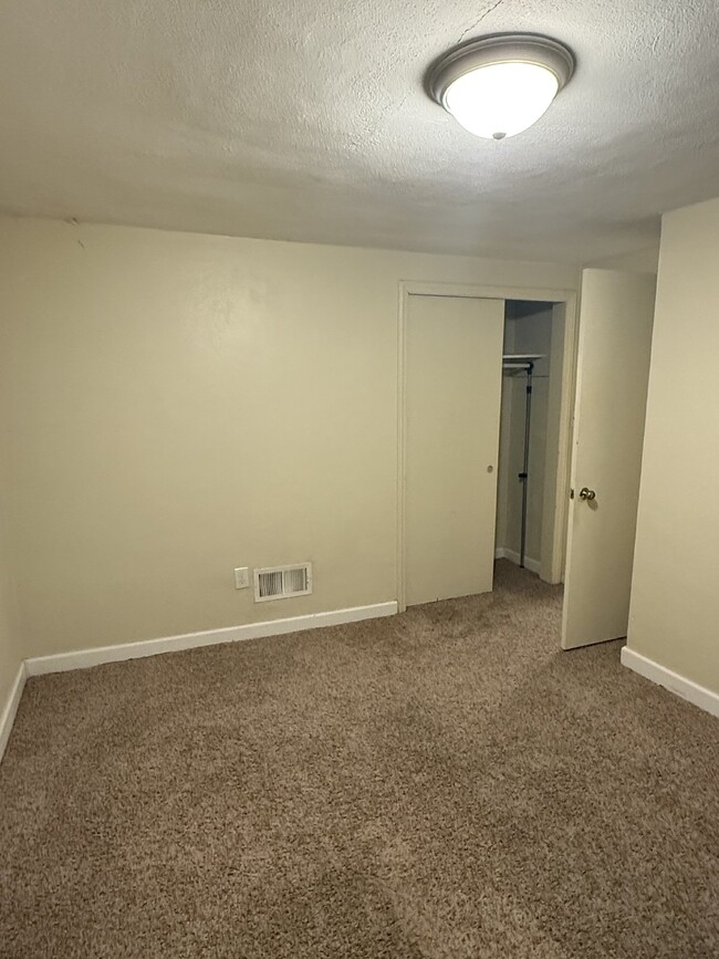 Building Photo - Private basement apartment with off street...