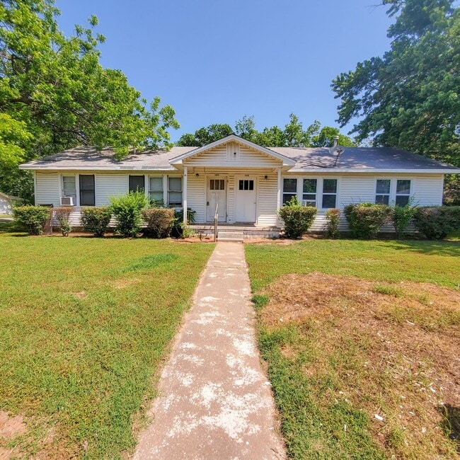 Building Photo - 2 Bedroom 1 bath Duplex