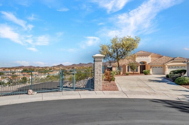 Building Photo - 4 bed, 2.5 bath single-story home in the g...