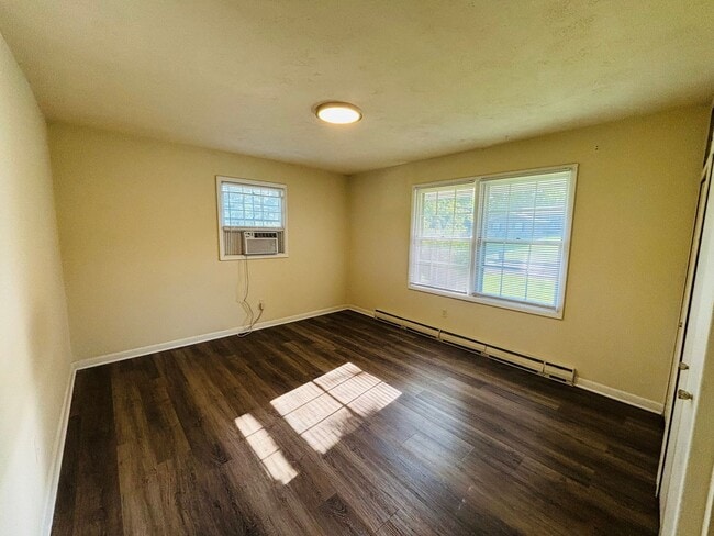 Building Photo - 1605 Lark Ln