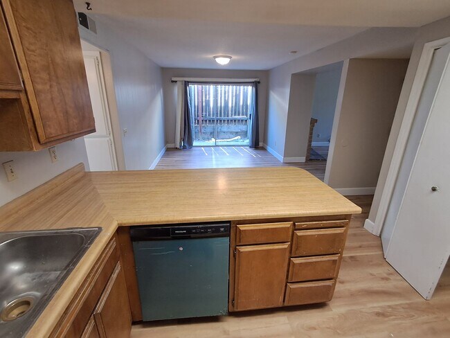 Building Photo - Roseville 2 Bedroom Duplex, New Carpet, Central Heat and Air, Large Fenced Yard
