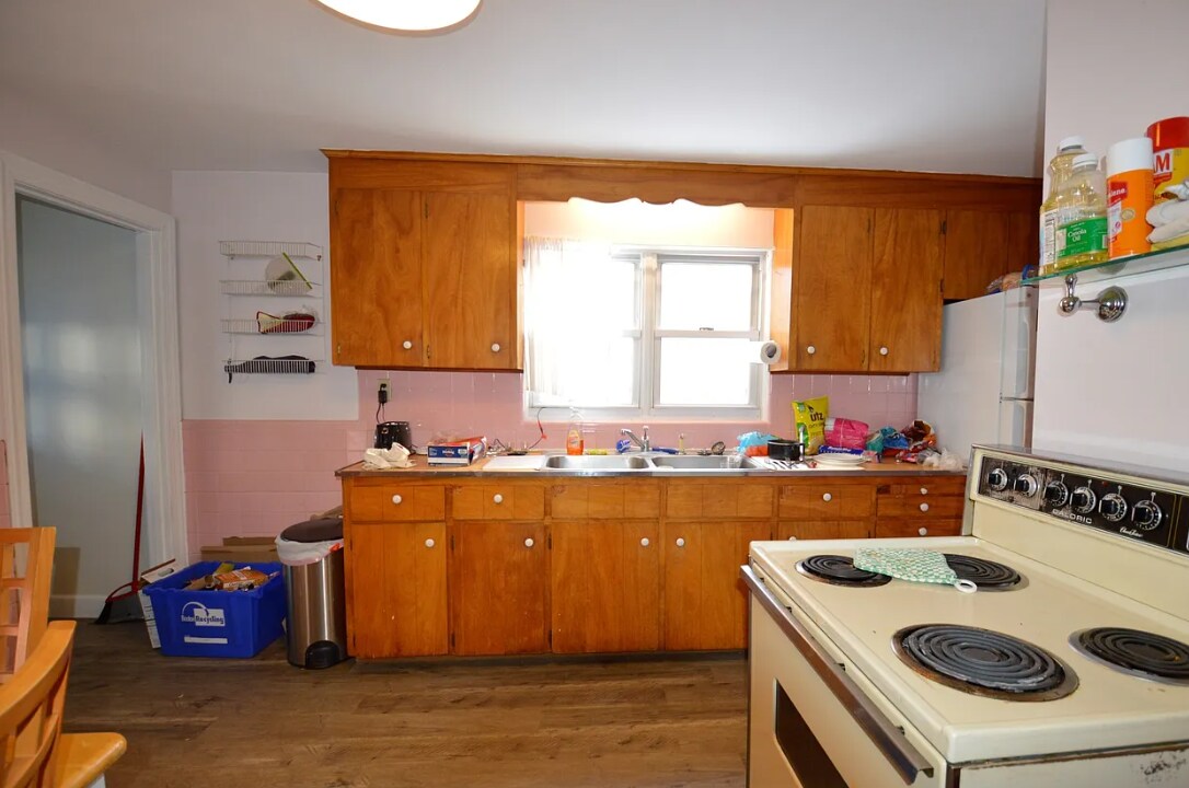 Building Photo - 16 Caltha Rd