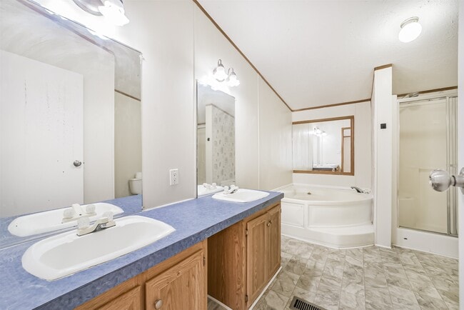 Building Photo - 33205 Wedgewood Dr