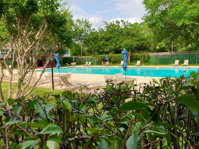 Building Photo - 10282 Briar Forest Dr