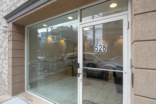 Building Photo - 528 47th St