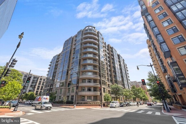 Building Photo - 811 4th St NW
