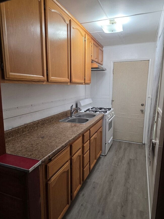 Building Photo - Cute 2 bedroom, 1 bath close to town