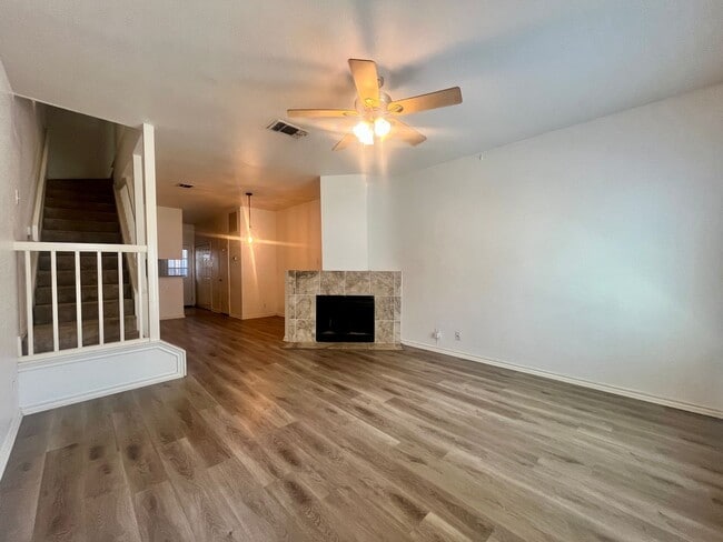 Building Photo - 2 Bedroom/2.5 Bath Townhome! Close to Majo...