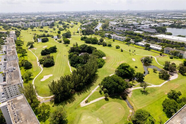 Building Photo - 2950 N Palm Aire Dr