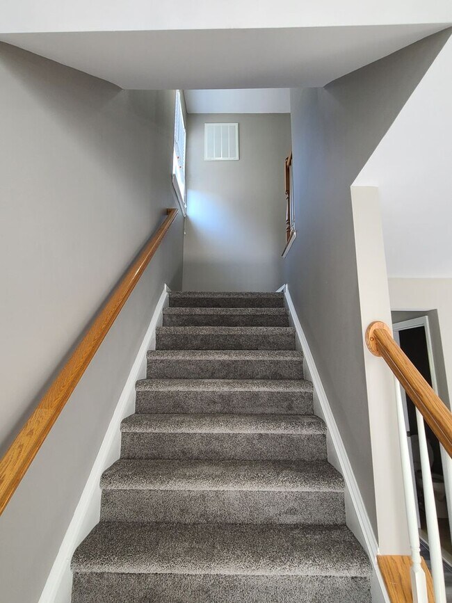 Building Photo - 3 bedroom,  2 1/2 bath town home in Waynesboro PA END UNIT